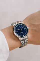 Ponctuel Auriga bleue, montre automatique 40mm, design intemporel avec mouvement Miyota et verre saphir.