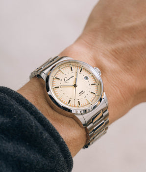Ponctuel Auriga crème, montre automatique 40mm, design intemporel avec mouvement Miyota et verre saphir.