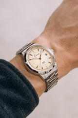 Ponctuel Auriga crème, montre automatique 40mm, design intemporel avec mouvement Miyota et verre saphir.