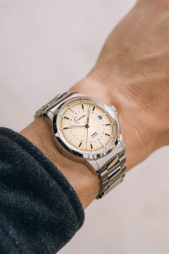 Ponctuel Auriga crème, montre automatique 40mm, design intemporel avec mouvement Miyota et verre saphir.