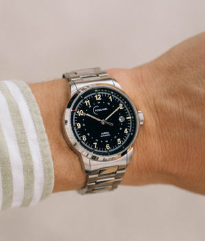 Ponctuel Auriga noire, montre automatique 40mm, design intemporel avec mouvement Miyota et verre saphir.