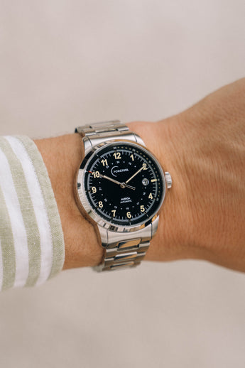 Ponctuel Auriga noire, montre automatique 40mm, design intemporel avec mouvement Miyota et verre saphir.