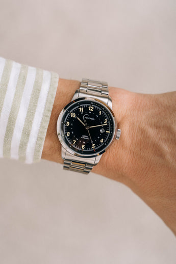 Ponctuel Auriga noire, montre automatique 40mm, design intemporel avec mouvement Miyota et verre saphir.