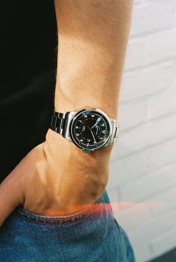 Ponctuel Auriga noire, montre automatique 40mm, design intemporel avec mouvement Miyota et verre saphir.