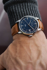 Ponctuel Auriga bleue, montre automatique 40mm, design intemporel avec mouvement Miyota et verre saphir.