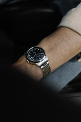 Ponctuel Auriga noire, montre automatique 40mm, design intemporel avec mouvement Miyota et verre saphir.